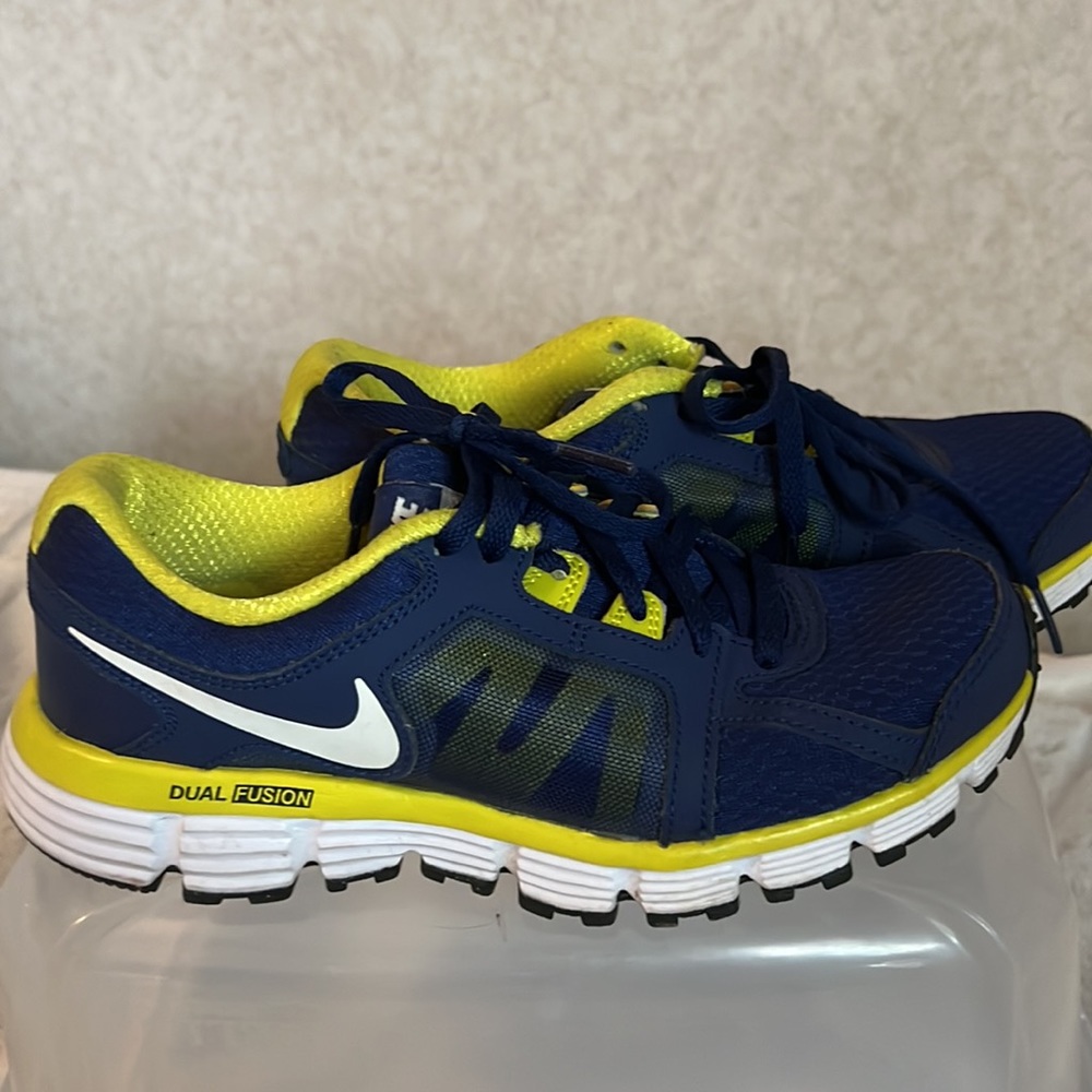 Nike - Picture 2 of 4